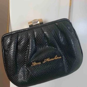  - liten love moschino väska med guldigt band. mycket bra kvalitw. möts i sthlm eller betalar köparen frakt