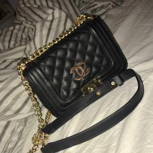 En fin Chanel väska(fake) med gulddetaljer. Inga repor & aldrig använd. frakt tillkommer. 