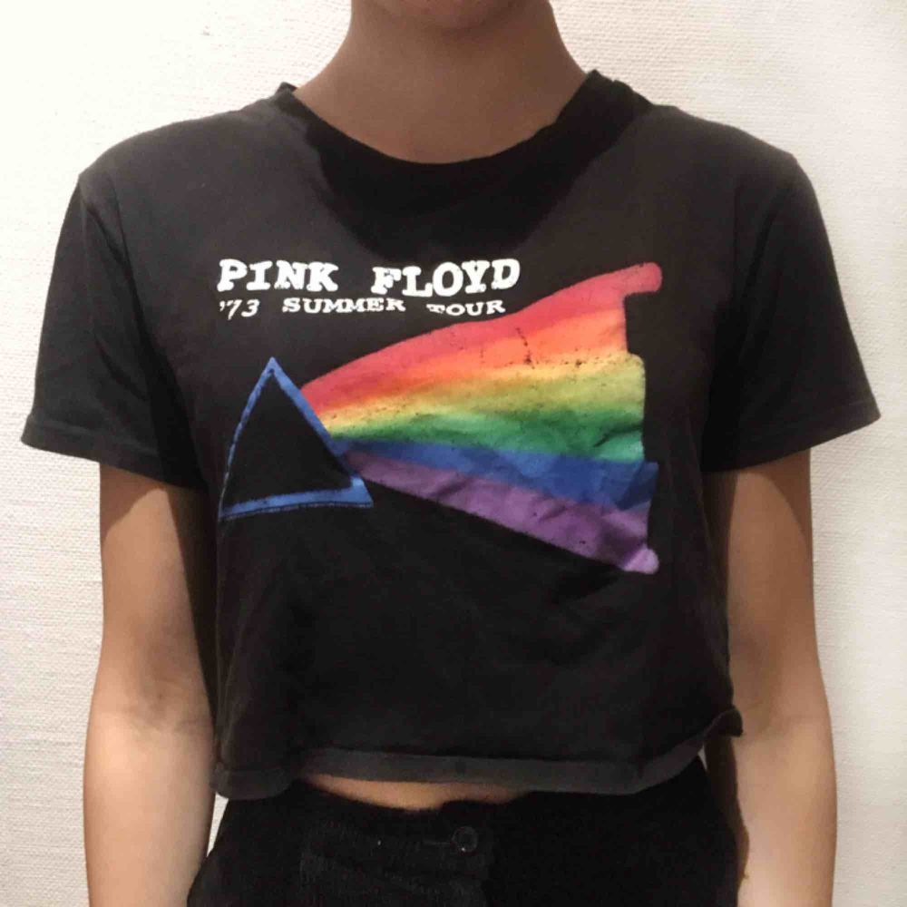 Väldigt cool T-shirt med Pink Floyd på! Den är lite vintage inspirerad och så trycket ska se lite repat ut. Väldigt snygg att ha över en meshtröja! Med frakt inräknat kostar den 80 kr totalt Tar endast Swish!. T-shirts.