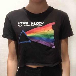 Väldigt cool T-shirt med Pink Floyd på! Den är lite vintage inspirerad och så trycket ska se lite repat ut. Väldigt snygg att ha över en meshtröja! Med frakt inräknat kostar den 80 kr totalt Tar endast Swish!