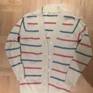  - Klassisk blåröd-randig stickad kofta 💙❤️ Fin och mysig kofta från Playback Authentic Wear i storlek Medium (funkar för Small också). Extra knapp följer med ☕️