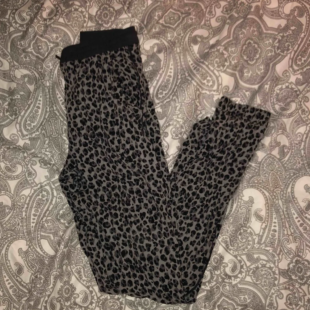 Leopardmönstrade, svala och tunna byxor. Knappt använda. Jeans & Byxor.