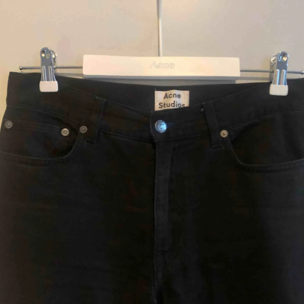 Jeans från Acne Studios i perfekta boyfriend-fit-modellen ”Boy Black”. Hög midja, raka ben, oversize passform. Normal/något stor storlek 26/32. Knappt använda men med avklippta ben. Slutar vid ankeln för dig som är runt 170. . Jeans & Byxor.