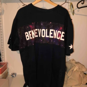  - En tröjklänning köpt i Tokyo 2016. Det är storlek M men passar för L och XL. Den är väl använd men otroligt bra kvalité. Går att använda som klänning, men även som en vanlig t-shirt