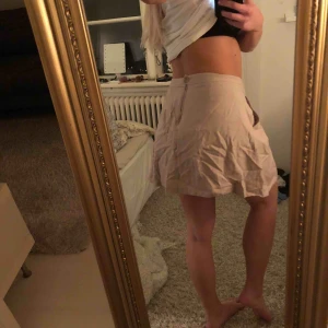  - Jättebekväm och fin kjol i beige. Ostruken här men blir mycket finare struken!