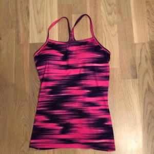  - SOC träningslinne, stl 36, 50kr.