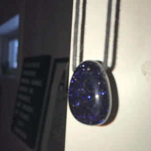  - Asballt halsband med en glittrande sandsten. Reglerbart snöre. Frakt 10kr!