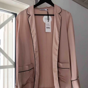  - Ljusrosa blazer/skjorta, helt ny och oanvänd! Säljer pga fel storlek. Frakt står köparen för :)