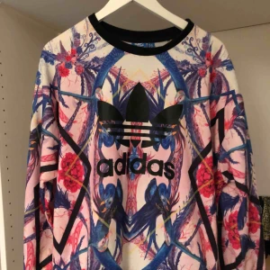  - Färgglad Sweatshirt från Adidas i storlek M. Använd några gånger. Köparen står för frakt om det ej finns möjlighet att mötas upp.