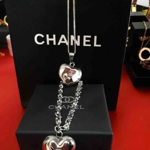  - Helt ny Chanel set armband och halsband i rostfritt stål och hypoallergenic. 