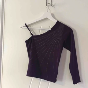  - Ovanlig topp. Aldrig använd. Köpare står för frakt.