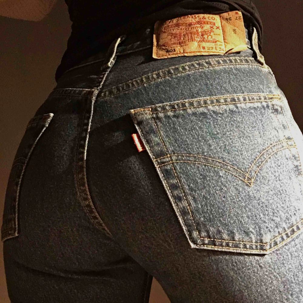 Supersnygga Vintage Levi's 501. W 26 L 34. Köptes här på Plick men de är lite tighta på mig.  Köparen betalar frakt :) . Jeans & Byxor.