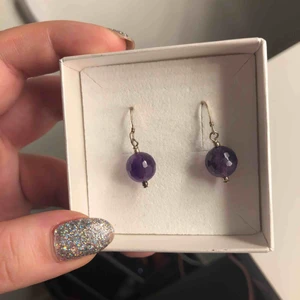  - Säljer av några äldre par med örhängen! De sista är förmodligen från 70-talet enligt farmor. De med krokar är med största sannolikhet silver då jag alltid byter krokar. 20kr/paret!  