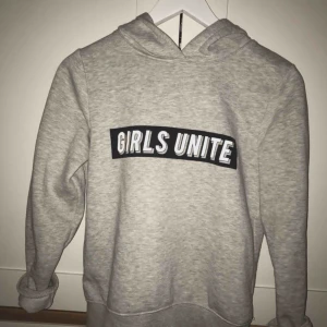  - Grå hoodie med tryck GIRLS UNITE Nytt skick  Storlek xs frakt tillkommer💫