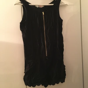  - Svart jumpsuit med ”guld”dragkedja (som fungerar), fickor, resår i midjan och vågiga kanter på nederdelen. Har varit min favorit men har inte använts så många gånger, nu är den för liten för mig. Priset kan diskuteras men köparen står för frakt :))