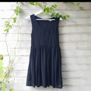  - Stilren svart klänning från Kling. Saknar en knapp men tycker den är fin ändå! Säljer på grunt av den är för stor. Står att det är strl 2, tycker den känns som en S. Kan mötas upp i Uppsala, annars skickar jag och köparen betalar frakt. 