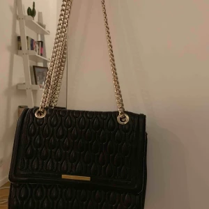  - Sparsamt använd väska! Nypriset 2399 kr. Säljes då den bara ligger och inte används tillräckligt för priset. 