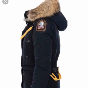  - Parajumper Doris i bra skick, vid upphämtning/snabb affär kan priser diskuteras. Finns en kod i jackan som bevisar att den är äkta.