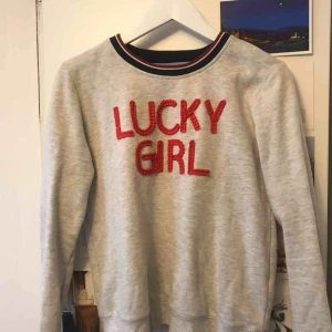  - Collage tröja från Tommy Hilfiger. Stl 176 men skulle säga att den passar en XS-S. Bra skick. 150kr