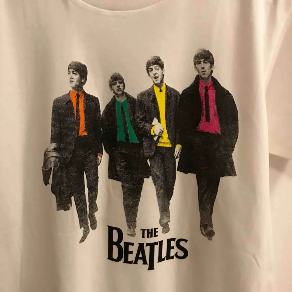 The Beatles Walking Down The Street t-shirt, storlek som en Medium. Från axel ner är den ca 66cm och på bredden från armhåla till armhåla är den ca 45cm. Den är ny och aldrig använd. Kan hämtas upp i Enskededalen eller skickas mot portokostnad 18:-. T-shirts.