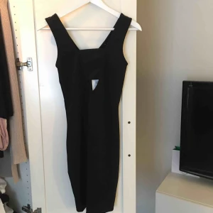  - Svart skitsnygg klänning från bikbok, formar kroppen jättefint. Aldrig använd