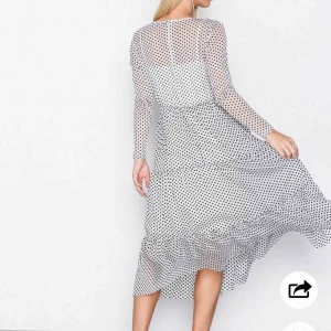  - Oanvänd långklänning. Underklänning i vitt ingår. Fint skick