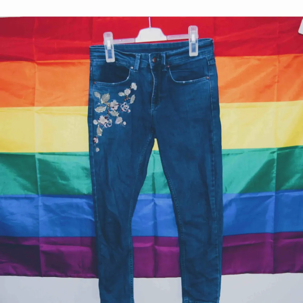 Fina jeans med broderade blommor🤩. Jeans & Byxor.