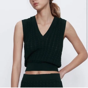 Zara väst - Säljer min gröna väst från zara💜