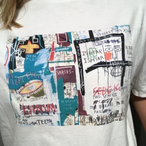 Cool T-shirt  - Skitcool T-shirt från uniqlo! Storlek S, men den är oversized. Använd några gånger, men skicket är som nytt. Budgivning vid intresse!💕