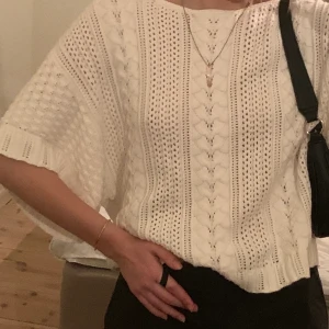 Stickad blus - Vit Stickad blus som är köppt i Frankrike, super söt o går att matcha till mycke men har inte kommit till andvändning för mig så säljer den💕.
