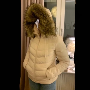 Vinterjacka från Belle by Alice shoes - Tjock vinterjacka med en luva av fuskpäls från Alice by Belle shoes. Den är i bra skick förutom en liten reva i tyget på insidan av jackan, men inget som syns när man har på den då det inte är på utsidan:) nypris över 1000kr !