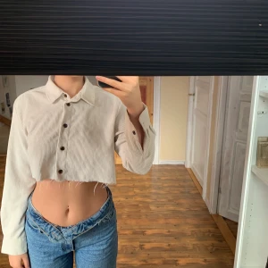 Kort skjorta - 50kr  - Säljer denna avklippta manchesterskjorta ifrån hm i en härlig beige färg i xs men passar även en s eller m! säljs pga för lite användning! 50kr + frakt🤠
