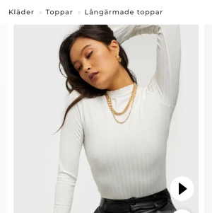 ribbad vit topp ifrån nelly - aldrig använd! Frakt tillkommer eller att vi möts upp i växjö 