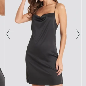 Slip dress från nakd - Svart satin klänning. Nypris 419kr storlek 36. Frakt tillkommer på 40 kr. Aldrig använd! Prislappen sitter kvar