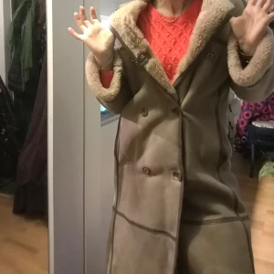 Ljus mocka Kappa  - Ljus beige mocka kappa, small/medium i lång modell (jag är 168) innerfodret är syntetskinn (ej äkta) mkt varm och stilfull i bra skick!! Från Spanien 