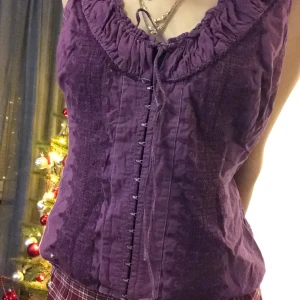 Fin topp  - Jääävligt snygg topp, nästan korsett lik med stilen😻kan mötas upp i GBG annars står fu för frakten💕