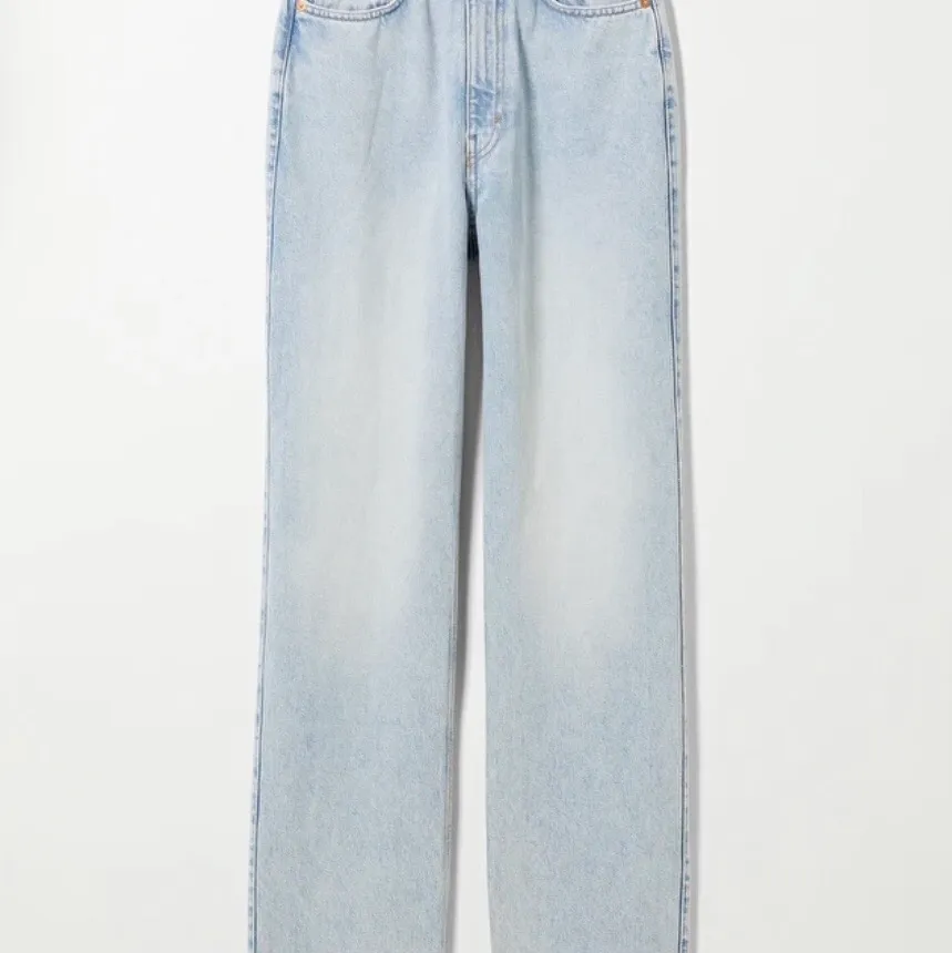 Ett på nästintill oanvända jeans från weekday (som på bilden fast lite mörkare (se bild 3), modellen Rowe storlek 29/30 precis som på bilden.Pris 200kr (nypris 500kr). Farkut & Housut.