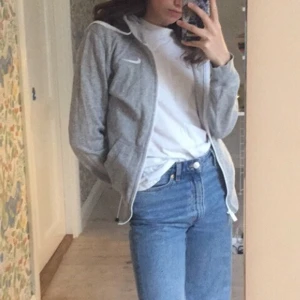 Nike zip up hoodie - En grå zip up hoodie från Nike av lite tunnare material.