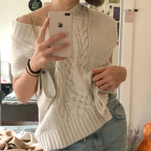 Stickad väst  - Superskön stickad väst från H&M, perfekt nu till hösten! Aldrig använd, prislappen sitter kvar! 😇