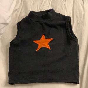 Crop top - Croppad top Thriftad i one size 🥰 Funkar från xxs-s, då den e väldigt stretchig! 50kr +frakt