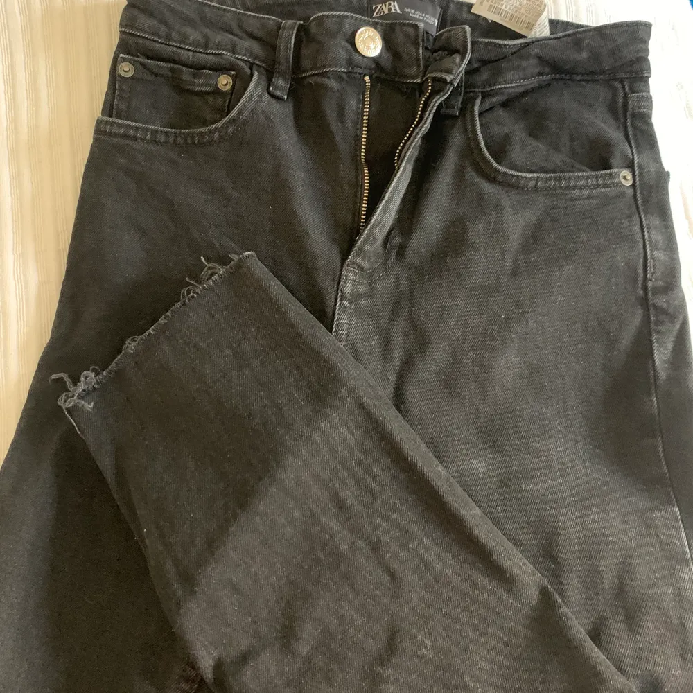 Ett par snygga svarta byxor från Zara, de är lite kortare i modellen men väldigt fina. Jeans & Byxor.