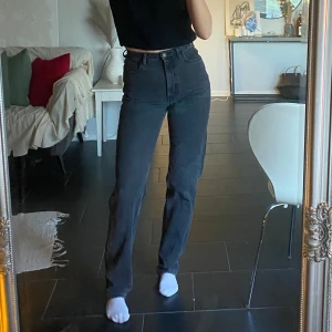 Grå / off black raka jeans - Ett par gråa / off black jeans i rak modell från Collusion (Asos) Tall. Jättefint skick och säljer pga att de har blivit för små. 