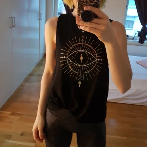 Topp och tights - Säljer en träningstop och ett par träningstights. I nyskick.