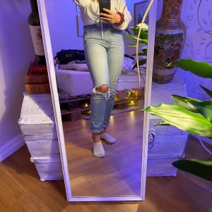 Blåa och slitna mom Jens, i strl 38 - Blåa och slitna mom Jens från Gina Tricot i storlek 38. Har ändas används få gånger, då storleken har varit för liten, men Jensen är i bra skick. Vid köp av byxorna kan jag mötas upp i Göteborg. Annars betalar köparen för frakten:)