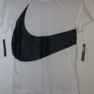 Nike Tshirt - Jätte snygg nike tshirt helt ny och aldrig använd, prislappen är även kvar!💞