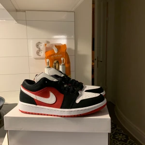 Nike air Jordan 1 low gym red - Nike Air Jordan 1 Low ”Gym Red” Storlek EU 40,5 och EU 41 Helt nya i box 1300kr