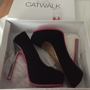  - Fina klackskor, med rosa sula och mockaimitation.
10-12cm klack. Extra byte till klacken tillkommer.
använda några gånger 
Frakt tillkommer.