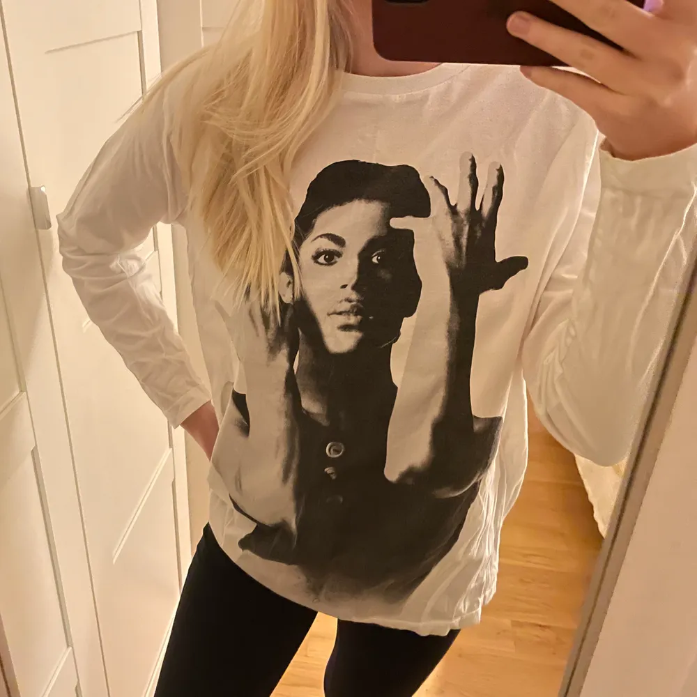 Basic långärmad med tryck på Prince. Knappt använd, nyskick!. T-shirts.