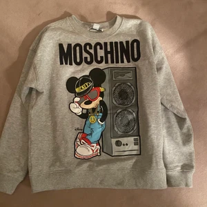 Hm x moschino - Säljer min coola hm x moschino limited edition! Tyvärr är den lite för lång på mig då jag är kort och därför inte kommer till så stor användning men den är sjukt snygg... köptes för 600kr på hm. buda i kommentarerna!!💫
