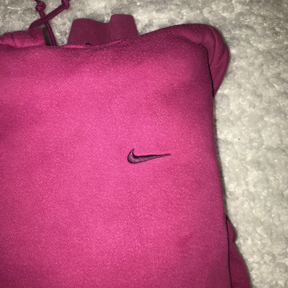 Rosa nike Hoodie köpt från beyond retro. Står L men sitter mer som S/M. Vid stort intresse, buda i komentarerna. Avslutas imrogon på söndagen. Huvtröjor & Träningströjor.